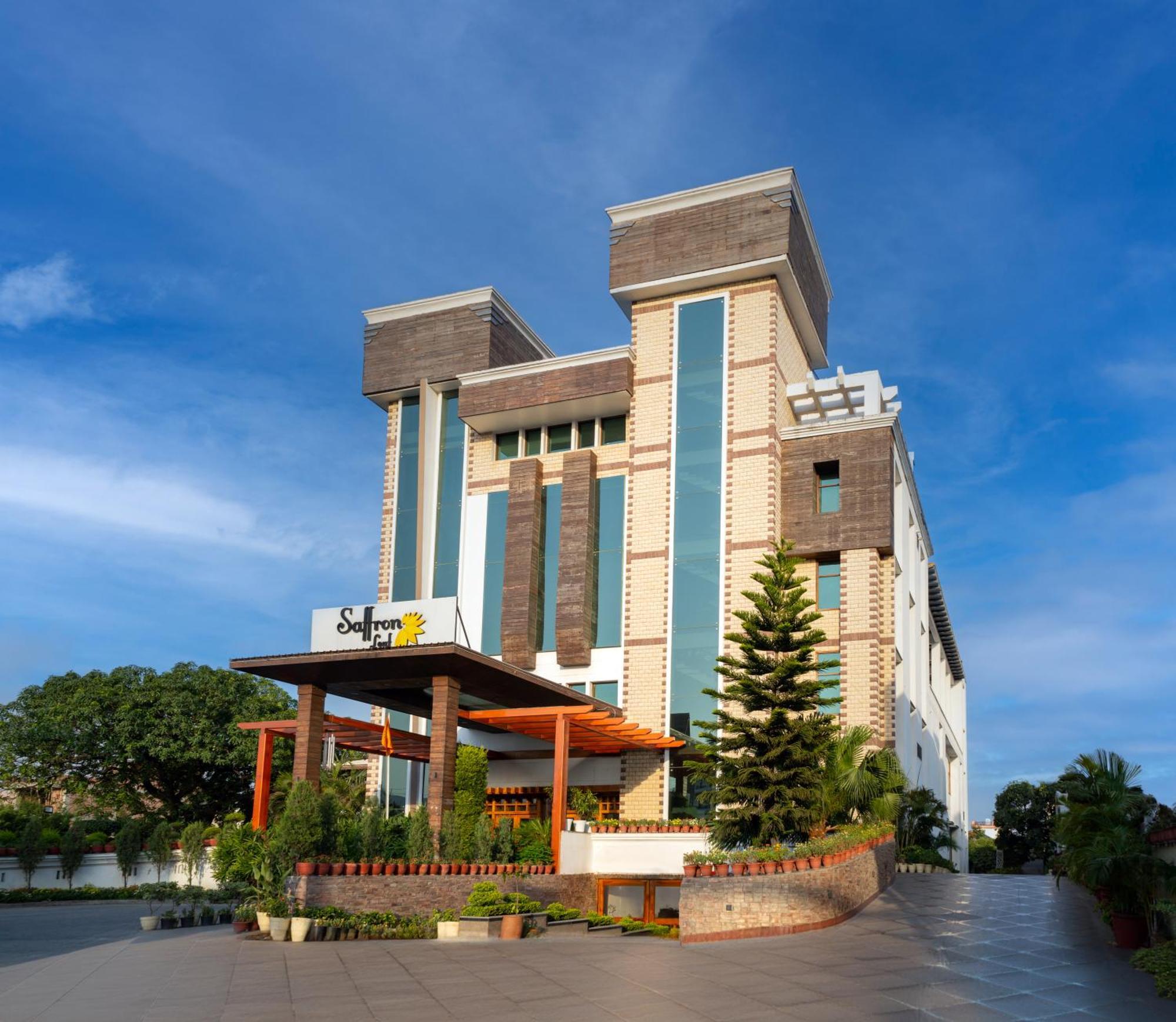 Hotel Saffron Leaf Дехрадун Экстерьер фото